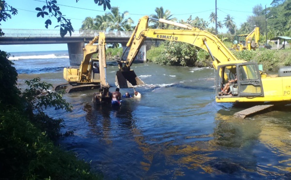 Après une nuit dans leurs véhicules, les ouvriers coincés par la crue à Mahaena sains et saufs