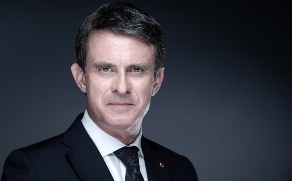 Manuel Valls, retour surprise dans des Outre-mer en crise