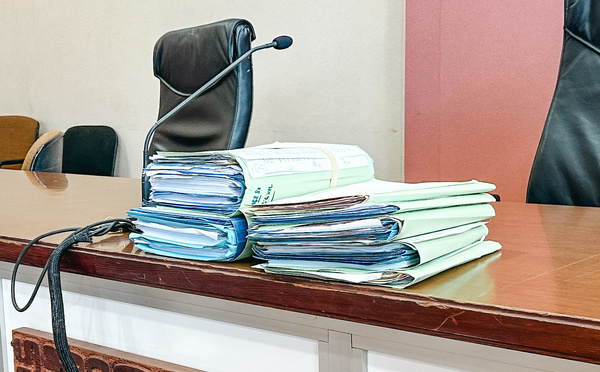 Un an de prison pour un coup de poing à Noël