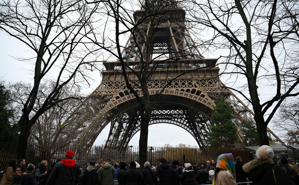 Les touristes de retour à Paris pour les fêtes de fin d’année