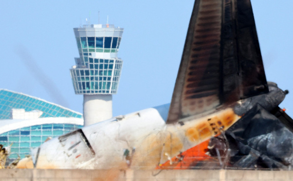Crash de Muan: le patron de Jeju Air interdit de quitter le territoire, perquisitions en cours à l'aéroport