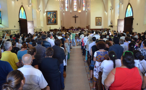 Une messe en hommage aux victimes des attentats de Paris