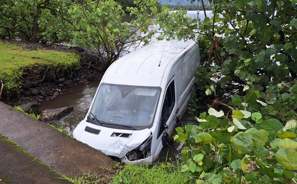 Un livreur termine sa course dans la mer