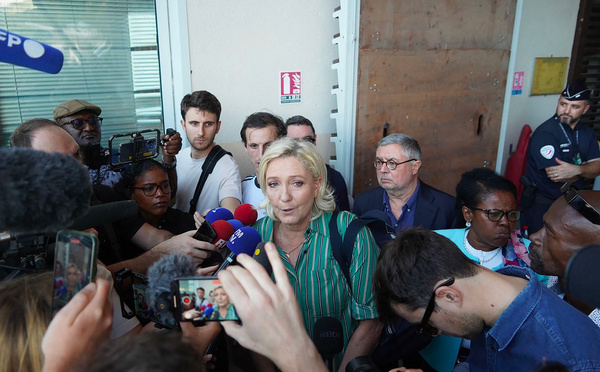 A Mayotte, Marine Le Pen veut "sonner la cloche" pour rappeler les promesses du gouvernement