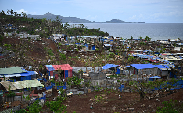 Mayotte: Retailleau, Valls et Lecornu plaident pour la "fermeté migratoire"