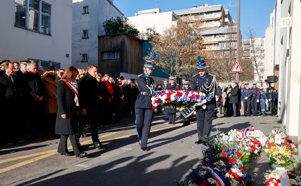 Dix ans après les attentats, hommages et forte émotion devant l'"increvable" Charlie Hebdo et l'Hyper Cacher