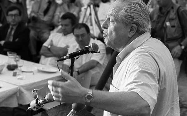 Le Pen, un "visionnaire" pour le RN, un "être abject" pour la gauche, une "figure historique" pour l'exécutif