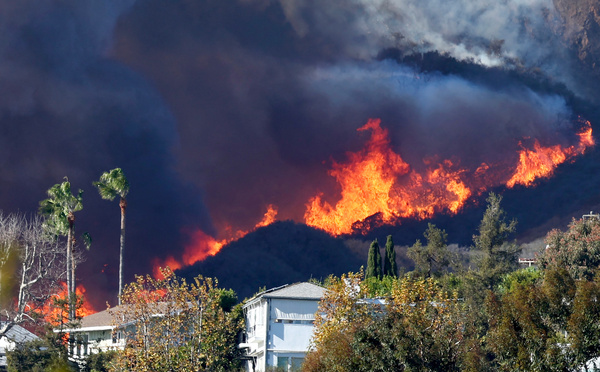 Evacuations aux portes de Los Angeles, menacée par un incendie et des vents violents