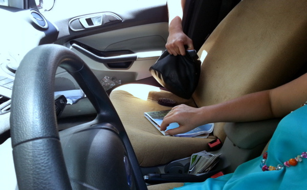 Pirae : il volait les sacs dans les voitures de conductrices à l'arrêt