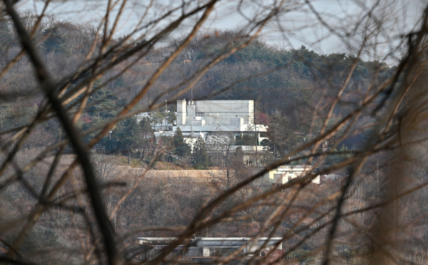 Corée du Sud: les soutiens de Yoon campent toujours devant chez lui pour bloquer son arrestation
