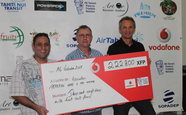 Un chèque pour l'association des enfants hospitalisés