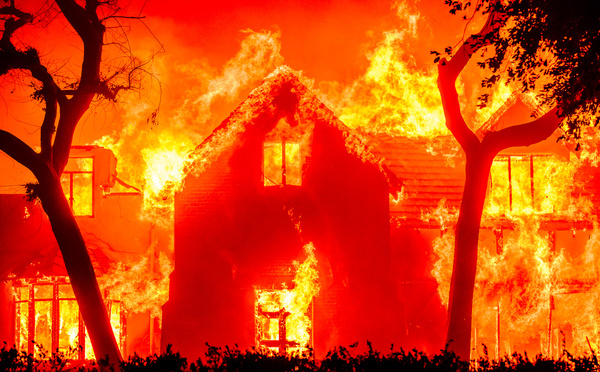 Les incendies de Los Angeles toujours indomptés, au moins dix morts