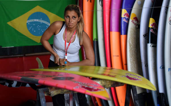 Miraculée, une surfeuse brésilienne défie à nouveau "les plus grosses vagues du monde"