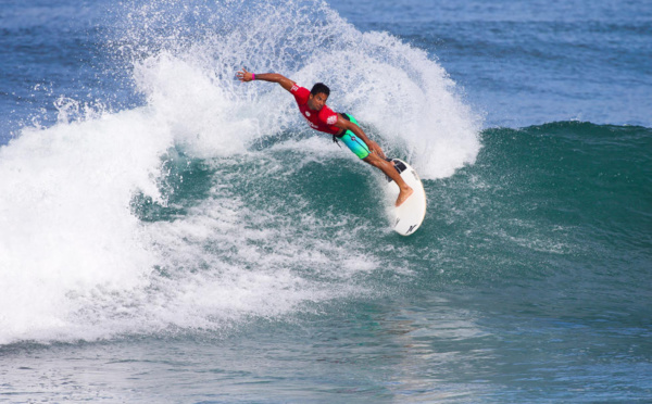 Surf – Michel Bourez atteint les demi-finales du Hawaiian Pro.