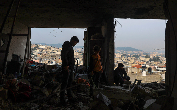 Israël bombarde Gaza et accuse le Hamas de remettre en cause l'accord de trêve