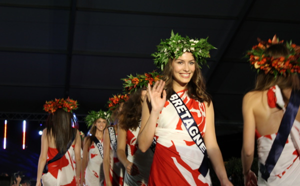 Miss France 2016 : les candidates ont défilé en paréo à la Présidence 