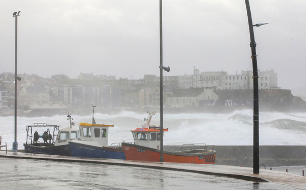 La tempête Eowyn frappe l'Irlande et le Royaume-Uni avec des vents records