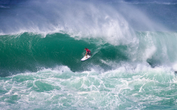 Surf - Vans World Cup : Mateia Hiquily éliminé dans de grosses conditions de surf.
