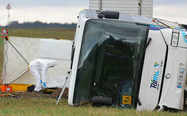 Un car scolaire se renverse en Eure-et-Loir: une lycéenne tuée, le conducteur positif aux stupéfiants