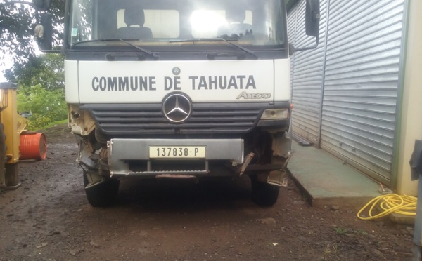 Tahuata : le camion de la commune qui transportait du coprah s'est renversé