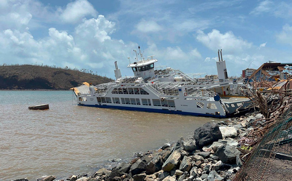 La barge, lien incontournable mais mis à mal par le cyclone à Mayotte