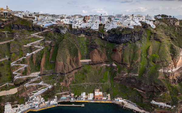 Grèce: des milliers d'habitants fuient Santorin frappée par des séismes à répétition