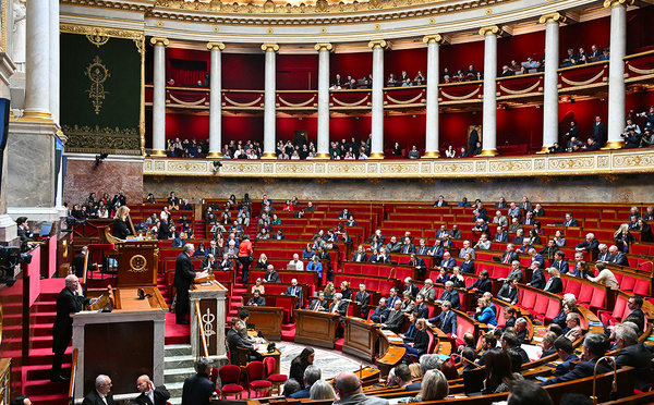 Budgets : les socialistes écartent la censure, Bayrou dégaine ses premiers 49.3