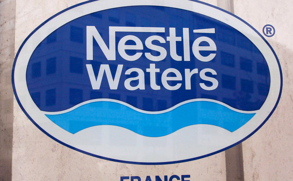 Eaux: l'exécutif accusé d'avoir autorisé Nestlé à utiliser des filtres illégaux, Macron dément