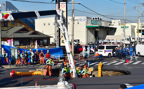 Japon: gouffre spectaculaire dans une chaussée, les canalisations en débat