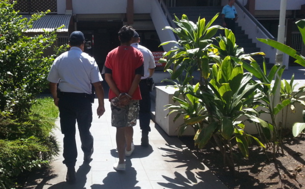 Il s'asperge d'essence, prend sa belle-mère dans ses bras et menace de s'immoler