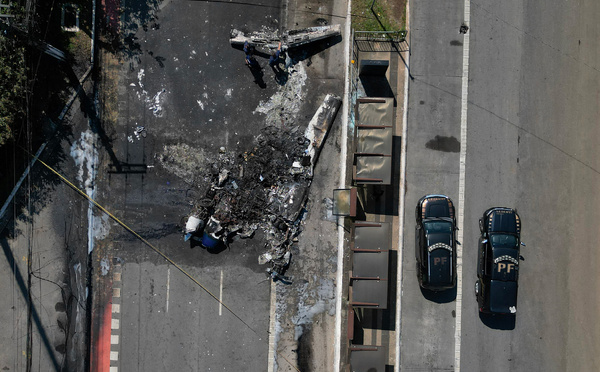 Brésil: deux morts après la chute d'un petit avion en pleine rue à Sao Paulo