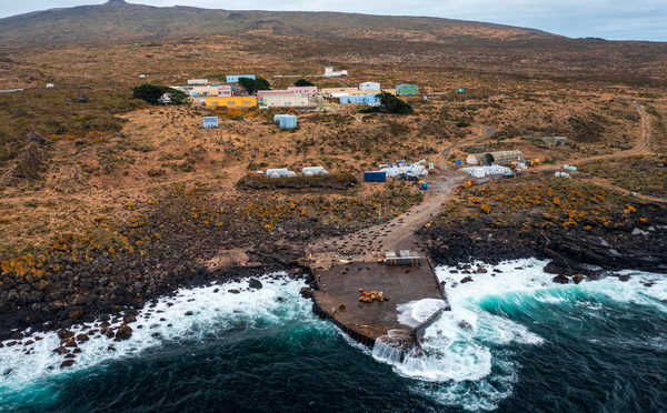 Terres australes françaises: l'île Amsterdam désormais touchée à 45% par l'incendie débuté en janvier