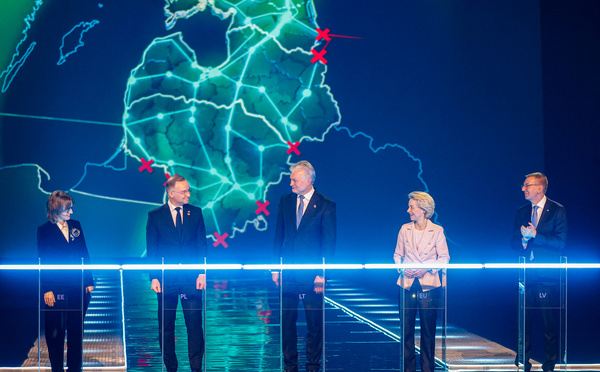 Les Etats baltes connectés "avec succès" au réseau électrique européen