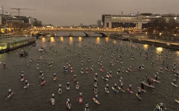 SUP Race – ‘Nautic Paris Crossing’ : Steeve Teihotaata traverse Paris en SUP.