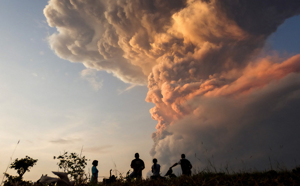 Indonésie: évacuation autour d'un volcan sur l'île de Florès