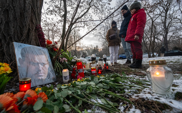 Russie: malgré le risque, plus d'un millier de personnes sur la tombe de Navalny