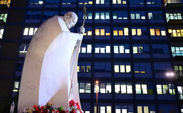 Le pape, hospitalisé, annule ses engagements du week-end