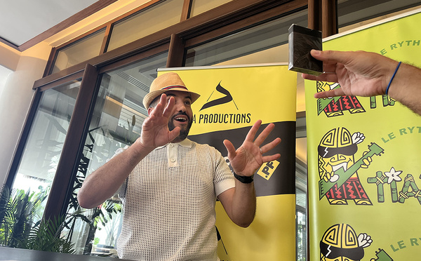 ​Kamel Le Magicien sur scène à Tahiti