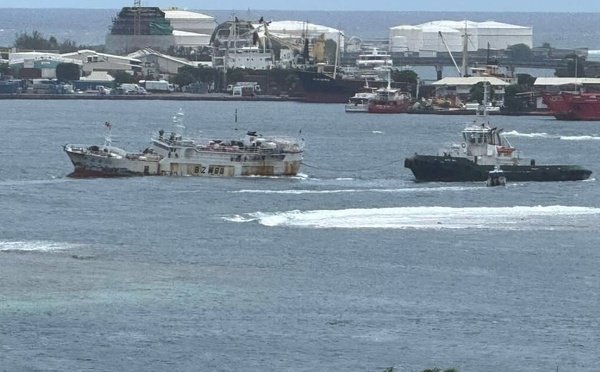Un thonier chinois remorqué après son échouage dans la passe de Papeete