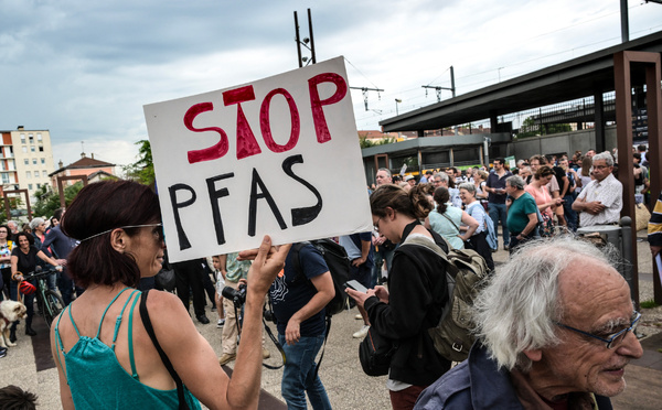 Le Parlement adopte un texte pionnier sur les "polluants éternels"