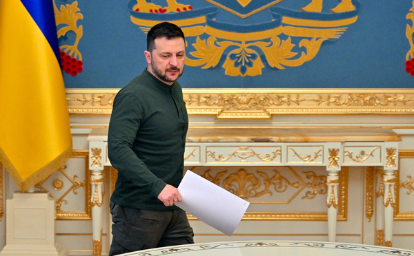 Ukraine: Zelensky sous pression pour accepter la fin de la guerre voulue par Trump