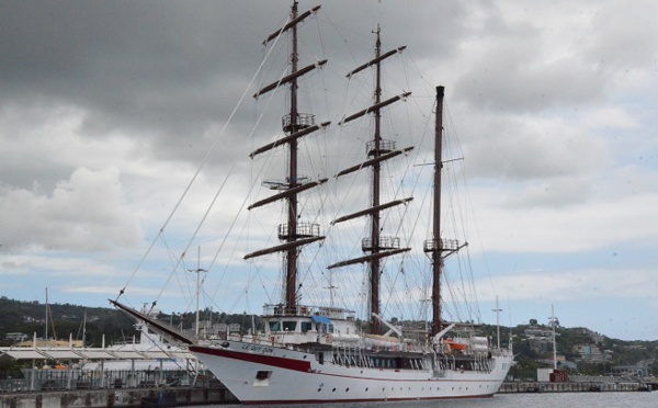 Des marins vietnamiens découvrent qu'un de leurs héros est enterré à Tahiti