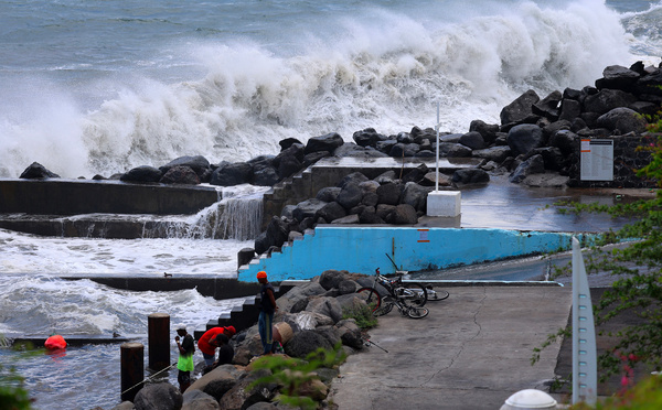 La Réunion sous la menace d'un cyclone, alerte rouge attendue jeudi