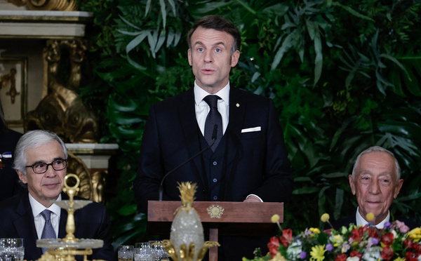 Depuis le Portugal, Macron exhorte l'Europe à refuser la "vassalisation"