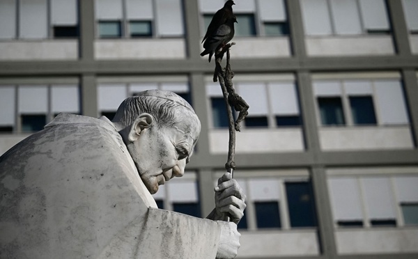 Le pape victime d'une nouvelle crise respiratoire lundi