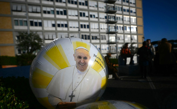 Le pape respire sans masque après deux crises respiratoires aiguës