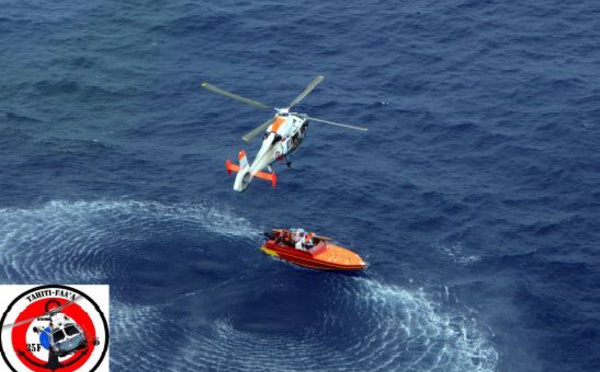 Un bonitier en panne moteur au large des Marquises