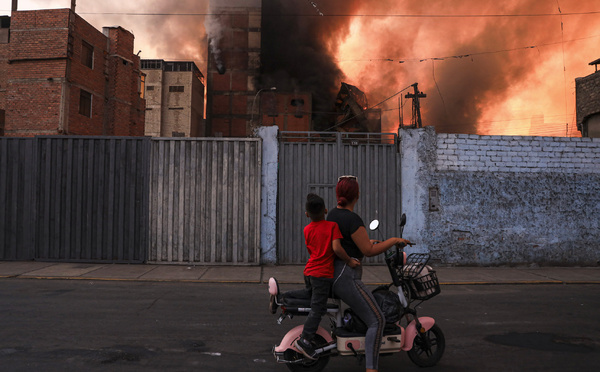Pérou : un incendie en cours depuis six jours en plein Lima