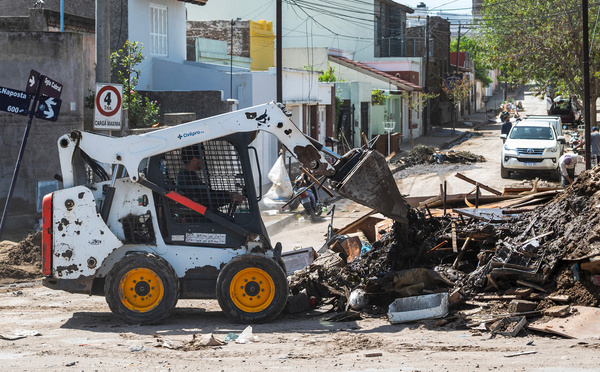 Argentine: la recherche de deux fillettes continue après les inondations meurtrières