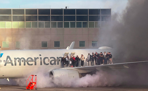 Un Boeing d'American Airlines prend feu à Denver, 12 blessés légers